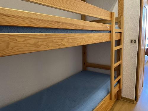 a couple of bunk beds in a room at Appartement Puy-Saint-Vincent, 1 pièce, 4 personnes - FR-1-330G-11 in Puy-Saint-Vincent