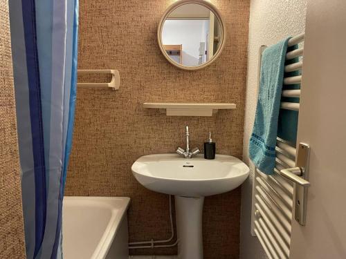 a small bathroom with a sink and a mirror at Appartement Puy-Saint-Vincent, 1 pièce, 4 personnes - FR-1-330G-11 in Puy-Saint-Vincent