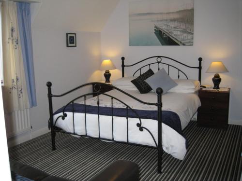 A bed or beds in a room at Trough Ivy House B&B 