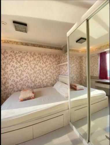 Krevet ili kreveti u jedinici u okviru objekta Sewa Apartemen Kalibata City by The Best