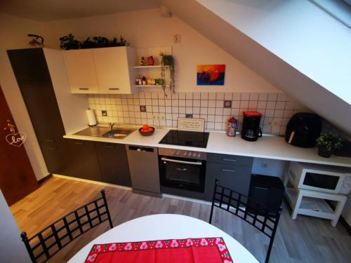 an overhead view of a kitchen with a table and chairs at Haus Kalli in Walkenried