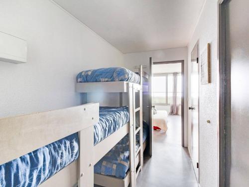 Cette chambre comprend 2 lits superposés et un couloir. dans l'établissement Studio cabine pour 5 à La Mongie, pied des pistes, balcon, lave-linge - FR-1-404-104, à La Mongie
