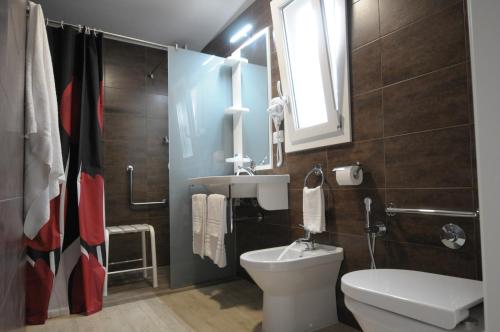 y baño con aseo, lavabo y espejo. en Castroboleto Village, en Nova Siri Marina