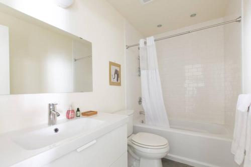 Ett badrum på LEED Platinum Green Home Getaway