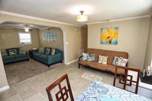 uma sala de estar com um sofá e uma mesa em Quick & Intimate Beach Getaway em Galveston