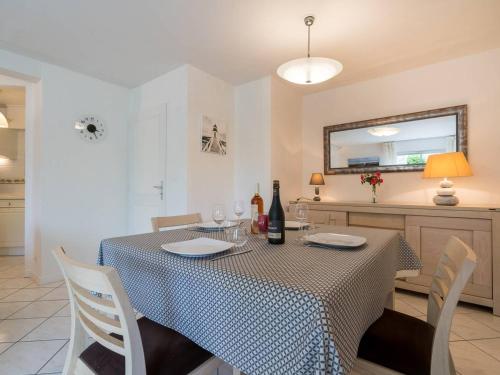 - une salle à manger avec une table, des chaises et un miroir dans l'établissement Carnac: Bel Appartement 69m², 3 Pièces, 6 Pers, WiFi, à 500m des Plages - Parking & Petit Animal Accepté - FR-1-477-4, à Carnac