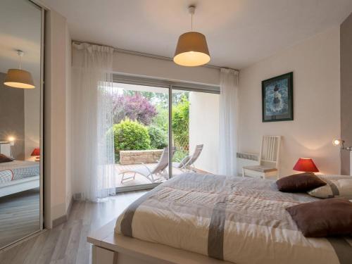 une chambre avec un lit et une porte coulissante en verre dans l'établissement Carnac: Bel Appartement 69m², 3 Pièces, 6 Pers, WiFi, à 500m des Plages - Parking & Petit Animal Accepté - FR-1-477-4, à Carnac