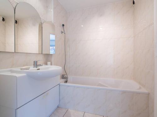 une salle de bain blanche avec un lavabo et une baignoire dans l'établissement Carnac: Bel Appartement 69m², 3 Pièces, 6 Pers, WiFi, à 500m des Plages - Parking & Petit Animal Accepté - FR-1-477-4, à Carnac