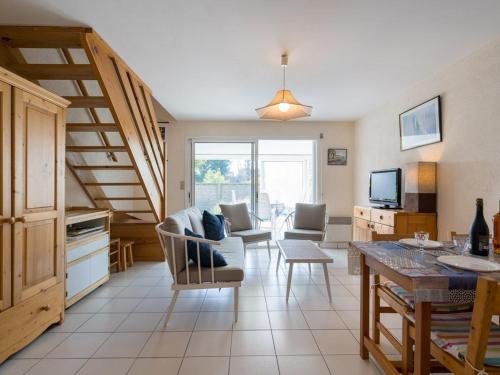 Photo de la galerie de l'établissement Locmariaquer : Maison 3 pièces avec jardin, véranda et parking à 900m de la plage, pour 4 personnes - FR-1-477-36, à Locmariaquer