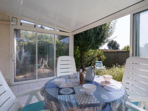 Photo de la galerie de l'établissement Locmariaquer : Maison 3 pièces avec jardin, véranda et parking à 900m de la plage, pour 4 personnes - FR-1-477-36, à Locmariaquer