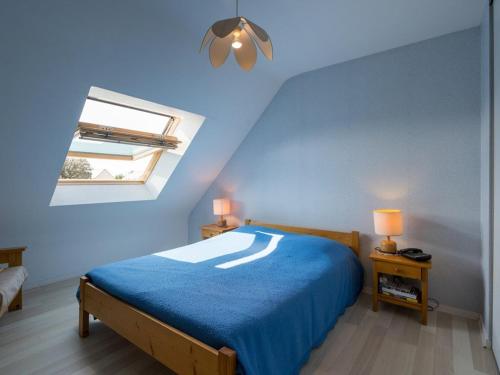 Dormitorio azul con cama y ventana en Villa Locmariaquer, 3 pièces, 4 personnes - FR-1-477-36, en Locmariaquer