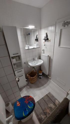 a small bathroom with a sink and a toilet at Pension RINGO, Airport Pit Stop, Bahnhof und Flughafen in der Nähe in Baden-Baden
