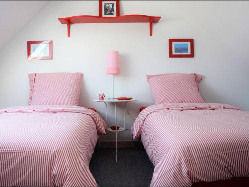 - 2 lits dans une chambre à rayures roses et blanches dans l'établissement Bel Duplex 3* près de la plage, parking - Perros-Guirec - FR-1-368-144, à Perros-Guirec