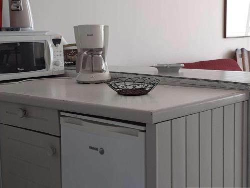 Photo de la galerie de l'établissement Appartement de plain-pied avec terrasse et vue mer à Royan - FR-1-494-6, à Royan