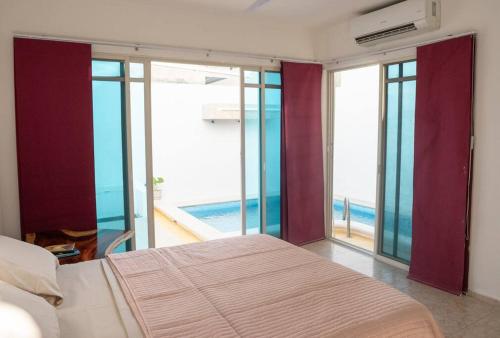 um quarto com uma cama e vista para o oceano em Casa Medina em Chetumal
