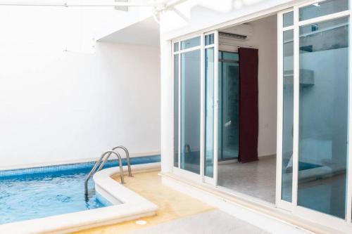 チェトゥマルにあるCasa Medinaのスイミングプールと大きな窓が備わる客室です。