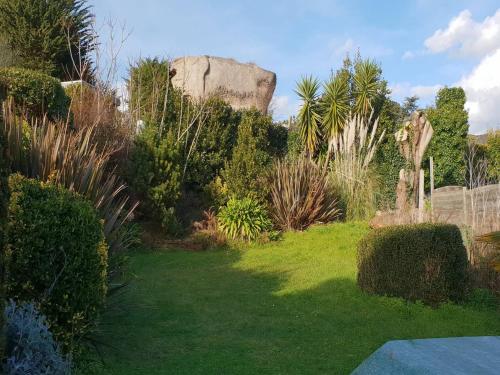 Photo de la galerie de l'établissement Maison pour 6 pers. à Trégastel avec jardin clos, proche plage et commerces, WiFi et billard - FR-1-368-159, à Trégastel