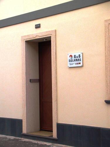 a sign that says be sunshine next to a door at B&B Solanas in Càbras
