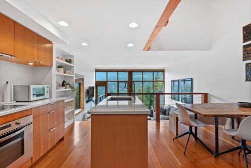 Η κουζίνα ή μικρή κουζίνα στο Whistler 'Treehouse'