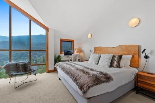 Ένα ή περισσότερα κρεβάτια σε δωμάτιο στο Whistler 'Treehouse'