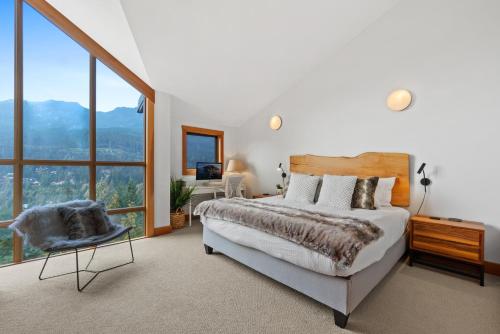 Ένα ή περισσότερα κρεβάτια σε δωμάτιο στο Whistler 'Treehouse'