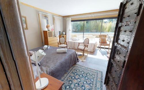 une chambre avec un lit et un salon dans l'établissement Sérénité en Provence, Climatisée, à La Roque-sur-Pernes