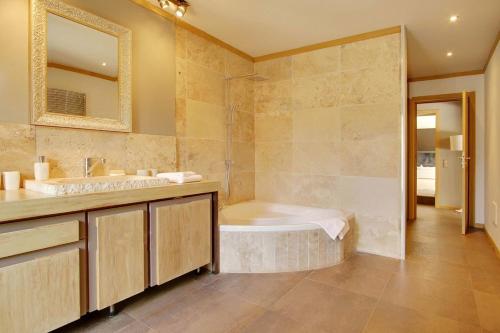 une salle de bain avec une baignoire, un lavabo et un miroir dans l'établissement Sérénité en Provence, Climatisée, à La Roque-sur-Pernes
