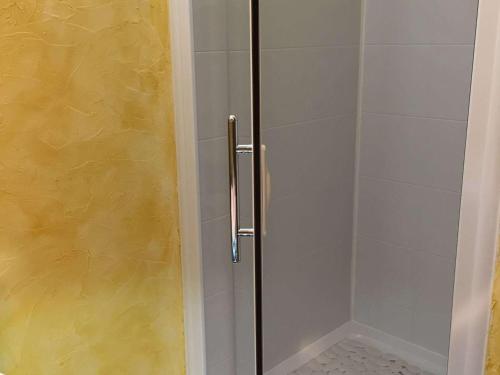 une douche avec une porte vitrée dans une salle de bain dans l'établissement Appartement T3 avec Terrasse, Barbecue et Parking - 300m des Commerces, Plage devant - FR-1-81-498, au Barcarès