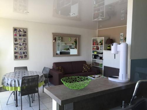 une cuisine et un salon avec un canapé et une table dans l'établissement Appartement T3 avec Terrasse, Barbecue et Parking - 300m des Commerces, Plage devant - FR-1-81-498, au Barcarès