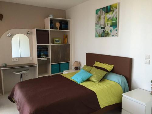 une chambre avec un lit, un bureau et un miroir dans l'établissement Appartement T3 avec Terrasse, Barbecue et Parking - 300m des Commerces, Plage devant - FR-1-81-498, au Barcarès