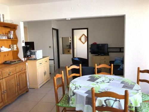 Grand T3 à 100m des commerces, plage et piscine, 6 couchages, parking facile