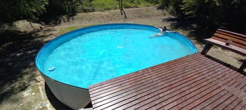 La Dolce Vita في تيغري: شخص في مسبح بجانب كرسي