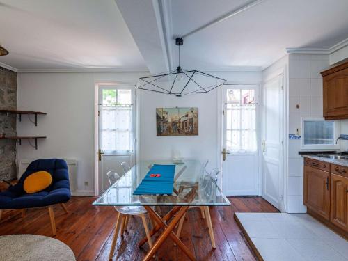 - une cuisine avec une table en verre dans une pièce dans l'établissement Bel appartement avec balcon à 5 min de la plage et proche du centre, classé 2 étoiles - FR-1-2-385, à Hendaye