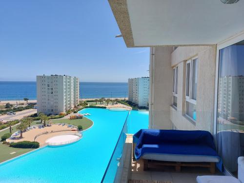 a view of a swimming pool from a hotel balcony at Departamento Papudo in Papudo