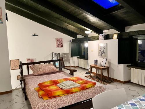 ein Schlafzimmer mit einem Bett mit einer bunten Decke darauf in der Unterkunft Sotto il tetto in Sagliano Micca