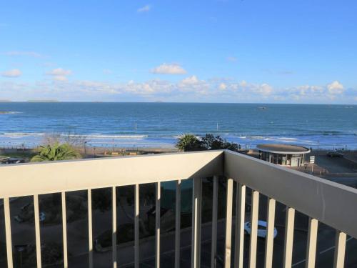 Photo de la galerie de l'établissement Appartement à Perros-Guirec avec Vue Panoramique, Terrasse et Parking Privé - FR-1-368-271, à Perros-Guirec