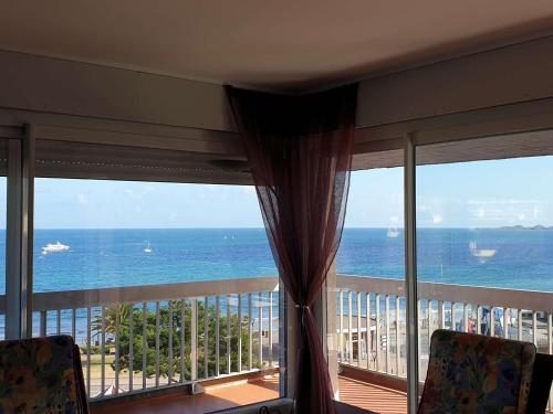 Photo de la galerie de l'établissement Appartement à Perros-Guirec avec Vue Panoramique, Terrasse et Parking Privé - FR-1-368-271, à Perros-Guirec