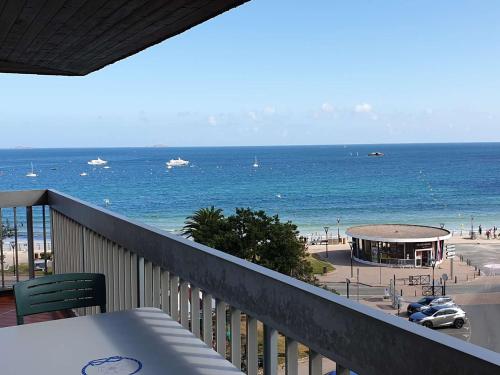 Photo de la galerie de l'établissement Appartement à Perros-Guirec avec Vue Panoramique, Terrasse et Parking Privé - FR-1-368-271, à Perros-Guirec