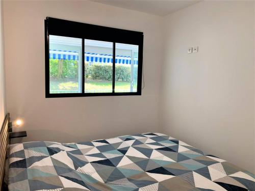 een slaapkamer met een bed en een raam bij Appartement Quiberon, 2 pièces, 3 personnes - FR-1-478-182 in Quiberon