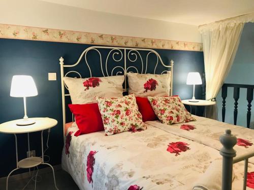 ピュロスにあるChrysa's Holiday Apartmentのベッドルーム1室(大型ベッド1台、赤い枕付)