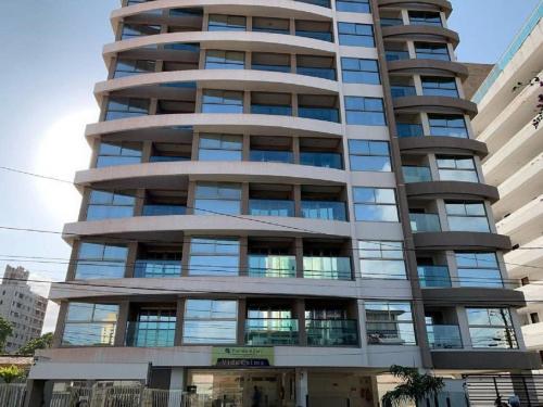 un edificio de apartamentos alto con muchas ventanas en Flat com vista panorâmica na melhor localização, en Natal