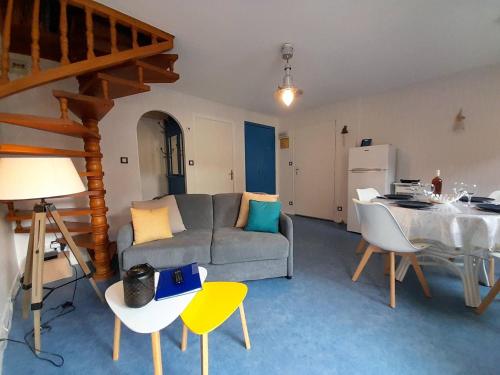 un salon avec un canapé et une table dans l'établissement Charmant Duplex 3p avec Balcon et Aperçu Mer à 550m de la Plage - Parking & Wifi Inclus - FR-1-477-187, à Saint-Philibert