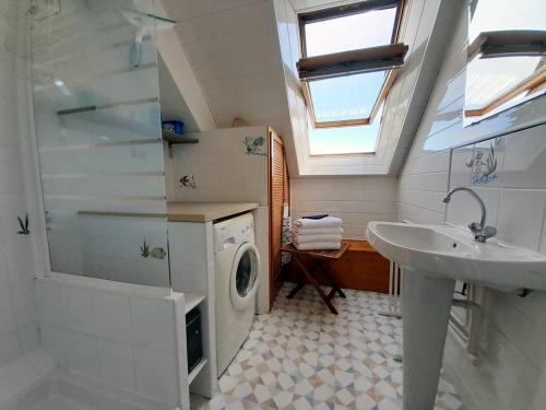 une salle de bain avec une machine à laver et un lavabo dans l'établissement Charmant Duplex 3p avec Balcon et Aperçu Mer à 550m de la Plage - Parking & Wifi Inclus - FR-1-477-187, à Saint-Philibert