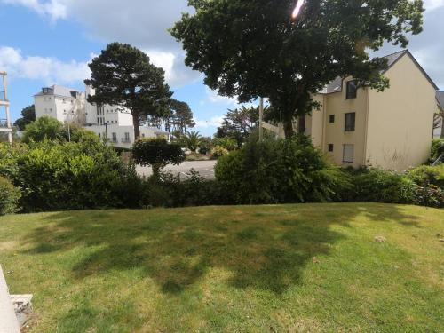 Photo de la galerie de l'établissement Bénodet : Superbe T2 rénové à 100m de la plage, parking inclus - FR-1-481-90, à Bénodet