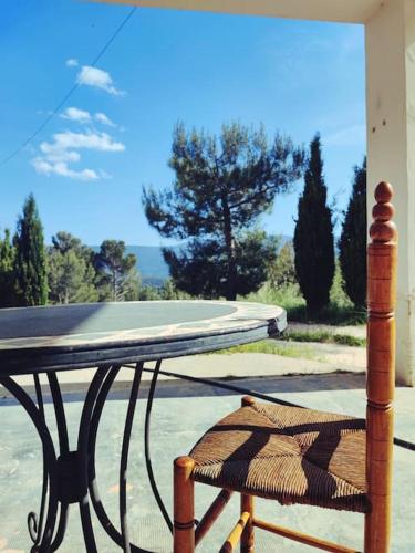 uma mesa e uma cadeira sentadas ao lado de uma mesa em Apartment with pool in the mountains. em Alicante