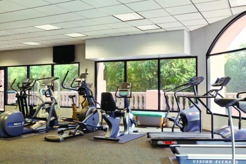 una palestra con diversi tapis roulant e macchine ellittiche di Harrah's Laughlin, A Caesars Destination a Laughlin