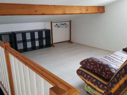 un salon avec un escalier et une chaise dans l'établissement Maison 90m² avec jardin, proche commerces et plages, équipée et idéale famille. - FR-1-494-120, à Vaux-sur-Mer