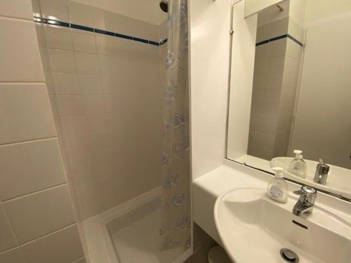une salle de bain avec un lavabo et une douche avec un miroir dans l'établissement Appartement 3 pièces rénové avec piscine à Quiberon - Balcon, parking, proche plage - FR-1-478-207, à Quiberon
