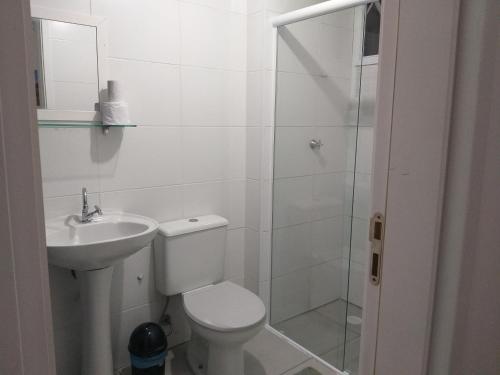 ein Bad mit einer Dusche, einem WC und einem Waschbecken in der Unterkunft Apartamento Bem Localizado Centro de SP in São Paulo