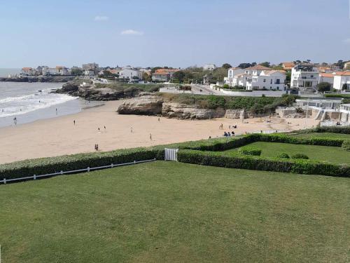 Appartement neuf lumineux avec balcon, Wi-Fi, au pied de la plage du Chay, Royan - FR-1-494-126